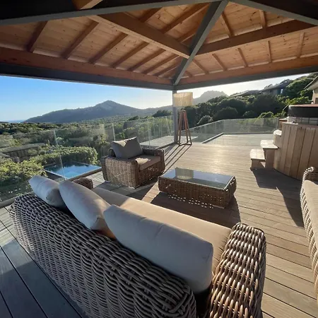 De Luxe Surplombant La Mer, Piscine Suspendue