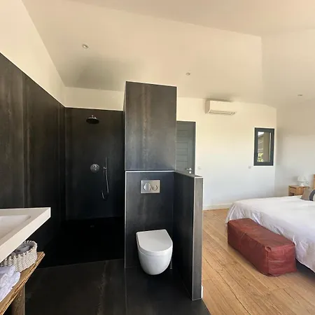 De Luxe Surplombant La Mer, Piscine Suspendue