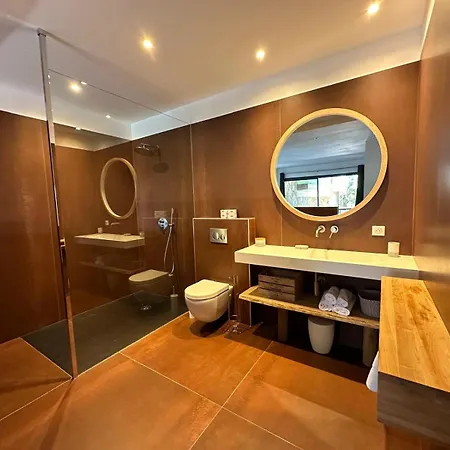 De Luxe Surplombant La Mer, Piscine Suspendue Villa