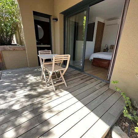 De Luxe Surplombant La Mer, Piscine Suspendue Villa