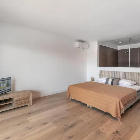 De Luxe Surplombant La Mer, Piscine Suspendue Villa