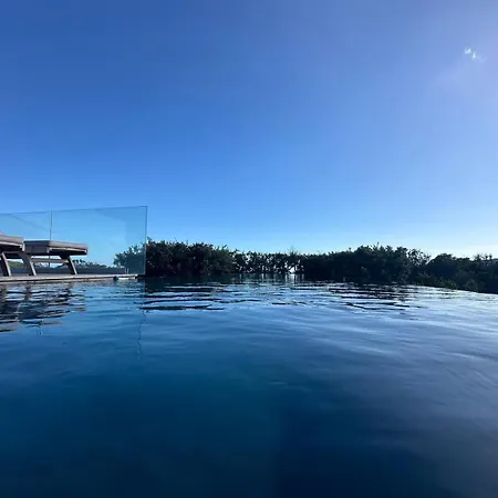 De Luxe Surplombant La Mer, Piscine Suspendue