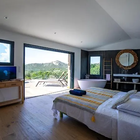 De Luxe Surplombant La Mer, Piscine Suspendue Villa