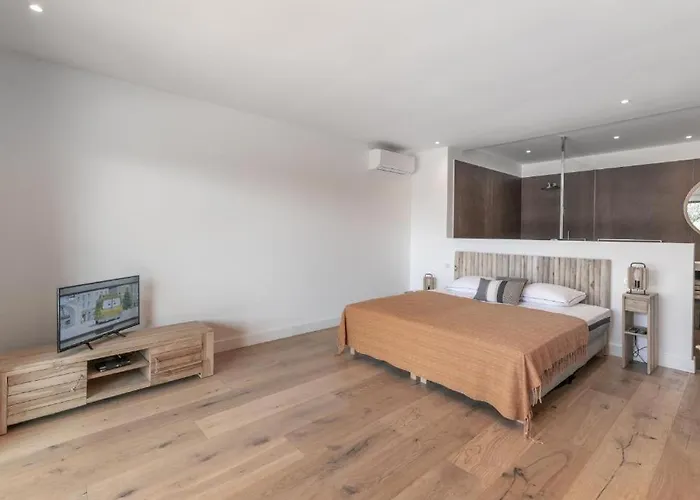 De Luxe Surplombant La Mer, Piscine Suspendue Villa
