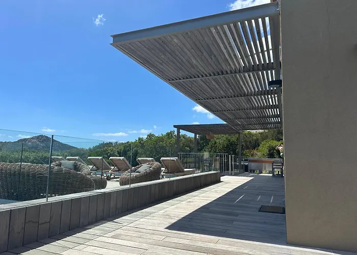 De Luxe Surplombant La Mer, Piscine Suspendue Pianottoli-Caldarello (Corsica)