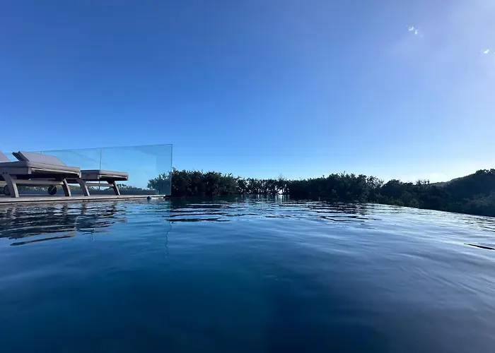De Luxe Surplombant La Mer, Piscine Suspendue