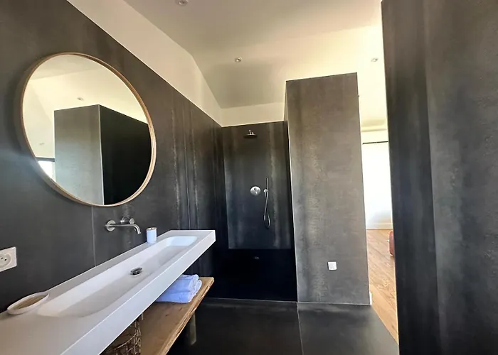 De Luxe Surplombant La Mer, Piscine Suspendue Villa