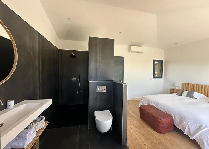 De Luxe Surplombant La Mer, Piscine Suspendue