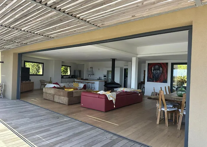 De Luxe Surplombant La Mer, Piscine Suspendue Villa