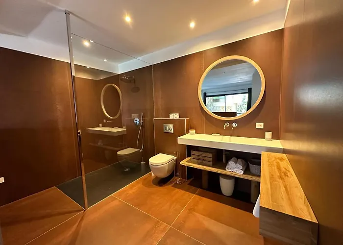 De Luxe Surplombant La Mer, Piscine Suspendue Villa